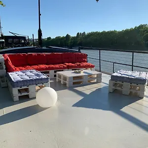 Péniche Sunflower , Paris France